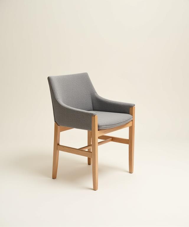 En minimalistisk spisestol i lyst tre og grått stoff.